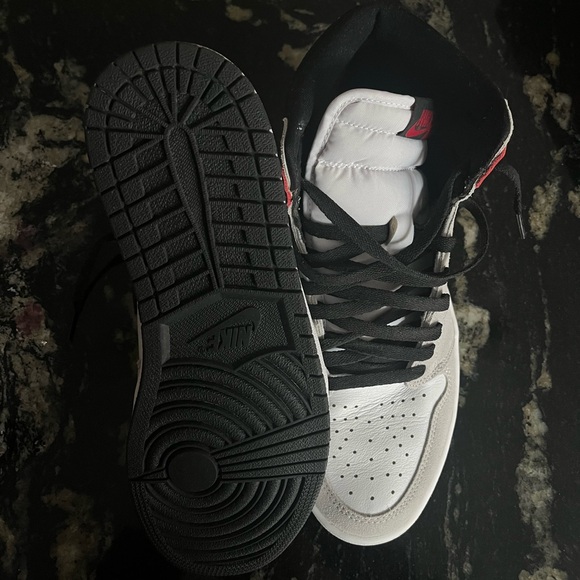 Jordan 1 retro high OG “Light smoke grey” (Size US M 11) comes with white laces.